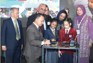  ?? — Bernama photo ?? Maszlee (second left) is briefed by Sarena’s Secret and Accessibil­ity Advocate head, Sarena Zara Taufir (third right) and Robotics Enthusiast Chloe Soh Ke Er (second right) during the ‘STEM4ALL’ campaign.