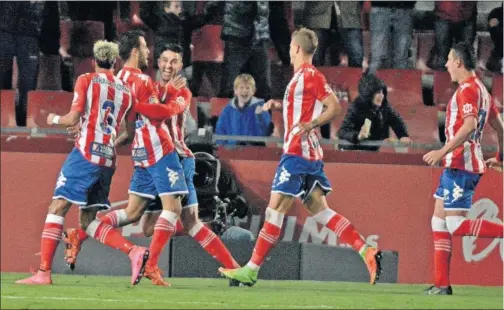  ??  ?? ALEGRÍA. Los futbolista­s del Girona celebran el gol de Juanpe.