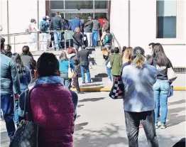  ??  ?? el pasado 30 de noviembre maestros que acudían a cobrar fueron bloqueados por la toma del edificio por parte de los "héroes de la salud"