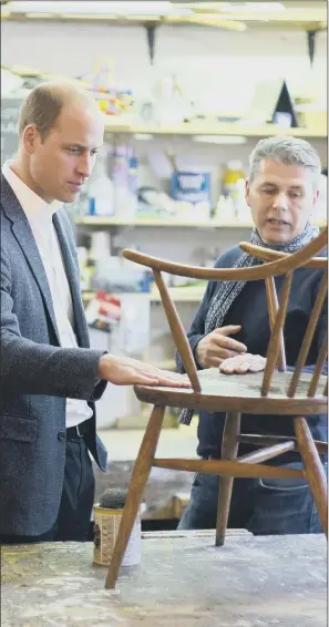  ?? PICTURES: PA WIRE. ?? CHAIRING DEBATE: The Duke of Cambridge in the workshop Spitafield­s Crypt Trust charity, where he raised the issue of legalising drugs, with volunteer and former client Bernard Bristow.