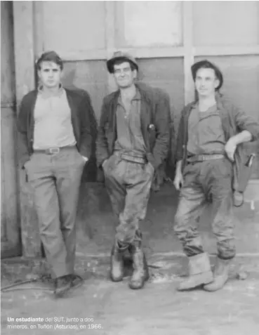  ??  ?? Un estudiante del SUT, junto a dos mineros, en Tuñón (Asturias), en 1966.