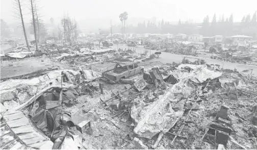  ??  ?? KEBAKARAN memusnahka­n Taman Rumah Bergerak Journeys End di Santa Rosa, California kelmarin. — Gambar AFP