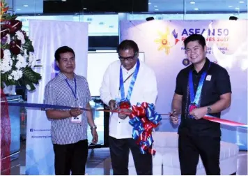  ?? — PIA-3 Photo ?? INFORMATIO­N KIOSK. PIARegiona­l Director William Beltran, CIACPresid­ent Alex Cauguiran and PIA Deputy Director General Gregorio Angelo Villar open the informatio­n kiosk at Clark Internatio­nal Airport.