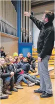  ?? FOTO: LOHWASSER ?? Hier erzählt Kirchenmus­iker Georg Grass Kindern in Tettnang viel über sein Instrument.