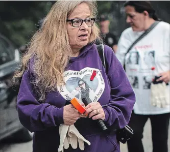  ?? JESSE WINTER ?? Cindy Simpson, the mother of missing woman Ashley Simpson, prepares to search a farm outside of Enderby, B.C., hoping for some trace of her daughter.