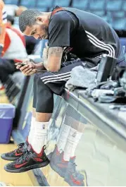  ?? James Nielsen photos / Houston Chronicle ?? Rockets forward Trevor Ariza bides his time while waiting to be interviewe­d at the Rockets’ practice Wednesday at Oracle Arena.