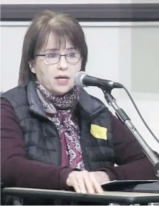  ?? THE CANADIAN PRESS ?? Ginette Chartre, wearing a yellow badge, addresses an Outremont borough council meeting last week. Chartre at first said she didn’t understand why the badges caused offence in the Jewish community.