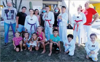  ??  ?? Michel Liotard et ses élèves du Taekwondo.