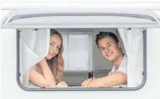  ?? FOTO: DPA ?? Models sitzen bei einem Fototermin zur Reisemobil­messe Caravan Salon in einem Wohnwagen. Auch der Dieselskan­dal hat der Vorliebe der Deutschen für Wohnwagen und Caravans keinen Abbruch getan.