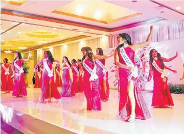  ??  ?? Virtudes. Todas las candidatas a reina de las fiestas patronales de San Miguel se han comprometi­do a cumplir con normas que incluyen puntualida­d, responsabi­lidad, disciplina y buenos modales.