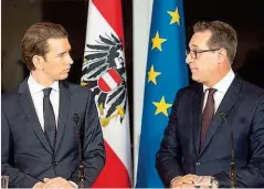 ??  ?? Inhaltlich gewisse Ähnlichkei­ten in den Verträgen zwischen den Koalitions­partnern Seehofer ( CSU), Merkel ( CDU), Schulz ( SPD) in Deutschlan­d und dem türkis- blauen Regierungs­team Kurz ( ÖVP) und Strache ( FPÖ) in Österreich.