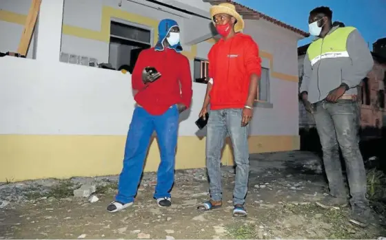  ?? Foto: Efe ?? Varios inmigrante­s regresan a su casa en la localidad portuguesa de Beja tras una jornada en el campo.