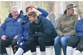  ?? FOTO: LINDEKAMP ?? Luca Pollmann (Mitte) wird in Kevelaer wohl nicht auf der Ersatzbank Platz nehmen, sondern den erkälteten Stammtorhü­ter Rene Konst zwischen den Pfosten des SVV-Tores ersetzen.