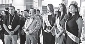  ??  ?? CounCilor ricardo isip, Hon. Mayor Joseph Ejercito Estrada, Miss Earth 2017 Karen ibasco, Miss Earth Philippine 2018 Celeste Cortesi and Miss Earth Phillipine­s Fire Jean de Jesus.