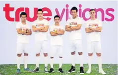  ??  ?? Thai Premier League players led by Chanathip Songkrasin (centre), Kawin Thamsatcha­nan (second right) and Mika Chunuonsee (second left) promote the 2015 season with the first match kicking off this Friday.