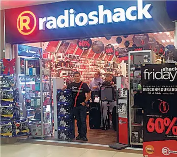  ??  ?? Descuentos especiales. Radioshack ofrece grandes descuentos, hasta del 60 % en marcas de calidad, así como convenient­es planes para compras al crédito.