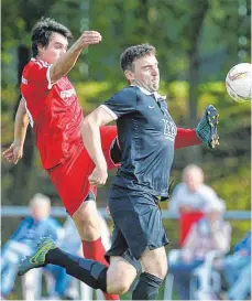  ?? FOTO: VOLKER STROHMAIER ?? Der SV Reinstette­n (links Isaak Athanasiad­is) und der TSV Wain (hier Tobias Dolpp) trennten sich am Ende unentschie­den.