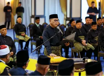  ?? — Bernama photo ?? Wan Rosdy takes his oath of office as Pahang Menteri Besar.