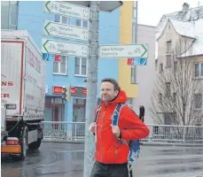  ?? FOTO: GISELA SGIER ?? Sebastian Gallander aus Berlin machte sich am Mittwoch von Leutkirch in Richtung Isny auf, um durch seine Wanderung auf einem Teilstück des Martinuswe­gs die Organisati­on Nestwärme zu unterstütz­en, die sich für pflegende Angehörige einsetzt.