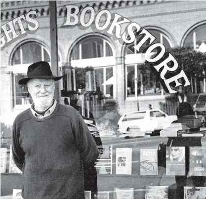  ??  ?? Frente a su librería, que abrió sus puertas en 1953.