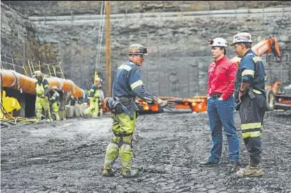  ?? Associated Press file photos ?? U.S.: 19% INCREASE
Corsa CEO George Dethlefsen, in red, speaks to workers June 7 at a new Corsa mine in Friedens, Pa.