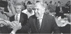  ??  ?? POSADA CARRILES. En una reunión con anticastri­stas en Miami en los 80.