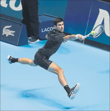  ??  ?? Novak Djokovic, un prodigio de elasticida­d, consiguió ayer su segunda victoria en el Grupo Guga Kuerten FOTO: AP