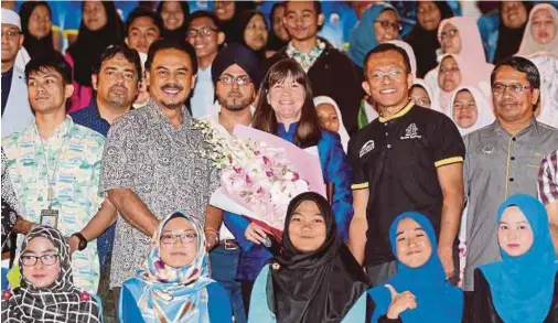  ?? PIX BY L. MANIMARAN ?? Former US astronaut Dr Catherine Cady Coleman (centre) and state Education, Science, Environmen­t and Green Technology Committee chairman Datuk Dr Muhammad Amin Zakaria (on Coleman’ s right) with participan­ts of ‘Let’s Explore the Universe’ in Ipoh...