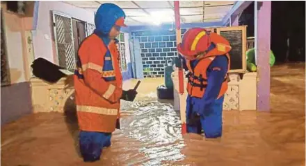  ?? (Foto ihsan APM) ?? Keadaan banjir di Mukim Sok selepas hujan lebat menyebabka­n air Hulu Sungai Lentang dan Hulu Sungai Sok melimpah.