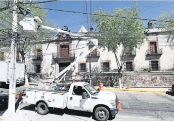  ??  ?? La Ex Hacienda de Santa Mónica, sede de la ceremonia de bodas del gobernador Eruviel Ávila y María Dipp, es un sitio emblemátic­o de Tlalnepant­la, es propiedad de la fundación Antonio Haghenbeck y tiene dos hectáreas de jardines.