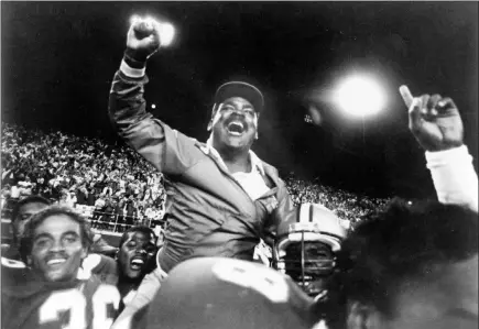  ?? UNLV PHOTO ?? Players carry UNLV footbll coach Wayne Nunnely off the field after a victory against Wisconsin in 1986. Nunnely, the only UNLV football player to also become head coach of the Rebels, died Tuesday at age 68.