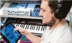  ?? Foto: Katharina Müller ?? Musik macht Tom Simonetti inzwischen nicht mehr nur an Keybord Tasten und Syn thie Knöpfen, sondern auch mithilfe des iPads.