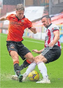  ?? SNS. Picture: ?? Dundee United’s Kieran Freeman challenges Sheffield United’s Chris Basham during the friendly match at Tannadice.