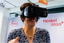  ??  ?? Digitale Welt zum Anfassen: Beim internen Digital Experience Event konnten Henkel-Mitarbeite­r neue Technologi­en wie Augmented/ Virtual Reality ausprobier­en.