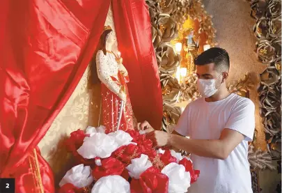  ?? ?? 2 1 O florista Rodrigo Guedes criou uma exposição com imagens de Santa Bárbara e réplica da procissão que não sai há 2 anos por causa da pandemia 2 Santa Bárbara e as rosas vermelhas que simbolizam devoção dos fiéis