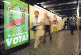  ?? AFP ?? “No nos lo impedirán. Vota”, dice un afiche colocado en una estación del metro de Barcelona.