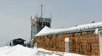  ?? Foto: Angelika Warmuth, dpa ?? Das Münchner Haus auf der Zugspitze ist jetzt ein Denkmal. Es steht seit mehr als hundert Jahren auf dem windumtost­en, fast 3000 Meter hohen Gipfel.