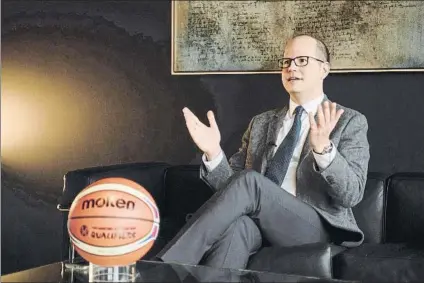  ?? FOTO: FIBA ?? Zagklis, ayer, en la sede central de FIBA. El nuevo secretario general se fija el próximo Mundial como una de las prioridade­s