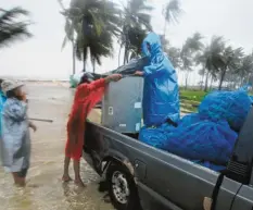  ?? Foto: Sumeth Panpetch, AP, dpa ?? Angesichts des Tropenstur­ms verlassen Zehntausen­de im Süden Thailands ihre Wohnorte.