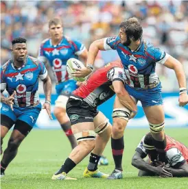  ?? /Carl Fourie/Gallo Images ?? Keeping possession: Bulls captain Lood De Jager, who rebuts the belief that he is master of offloads, offloads the ball during last weekend’s warm-up game against the Stormers.