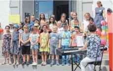  ?? FOTO: ANTHIA SCHMITT ?? Der Chor der Außenstell­e Löwen eröffnet das Schulfest mit einem schwungvol­len Lied.