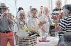  ??  ?? Stehende Ovationen bekommen Erna Fink (links) und Wewi Thomann (rechts) für ihre 70-jährige Mitgliedsc­haft im Lindauer Kanuclub.
