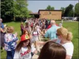  ?? JONATHAN TRESSLER — THE NEWS-HERALD ?? Parents, faculty, students, staff and community members participat­e in a clap-out May 24 at Maple Elementary School in Chardon.