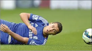  ?? PETER POWELL/EPA ?? KUAT: Pemain Chelsea Eden Hazard terjatuh saat melawan Burnley di ajang Premier League.