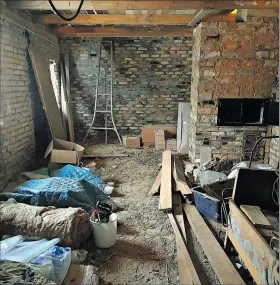  ?? ?? Ucrania. Obras de construcci­ón de la nueva vivienda de la familia Vovk.
