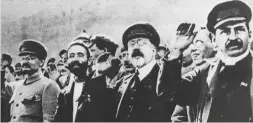  ??  ?? LOS INICIOS de la URSS. Trotski (a la izqda.), Kámenev (en el centro) y Stalin (a la dcha.) en un desfile a principios de los años veinte.