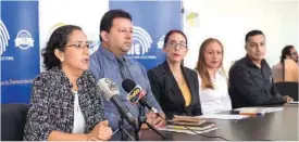  ??  ?? FUNCIÓN. Los integrante­s de la Junta Provincial Electoral realizan un trabajo conjunto.