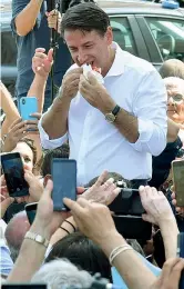  ?? ?? I prodotti tipici
Il 15 settembre il presidente del M5S Giuseppe Conte, 58 anni, mangia una focaccia barese prima del comizio pugliese, simbolo di una campagna «a suon» di assaggi