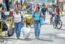  ?? AFP ?? La gente cruza el puente Francisco de Paula Santander en la frontera con Cúcuta.