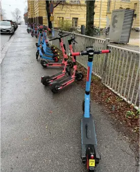  ?? FOTO: PATRICK WIKBLAD ?? Elsparkcyk­larna vid Grundskola­n Norsens enhet vid Unionsgata­n trängs
■ om plats på trottoaren.